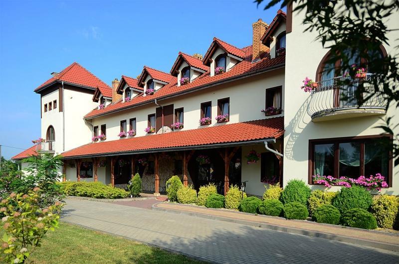 Hotel Tyniecki Krasków Exteriör bild